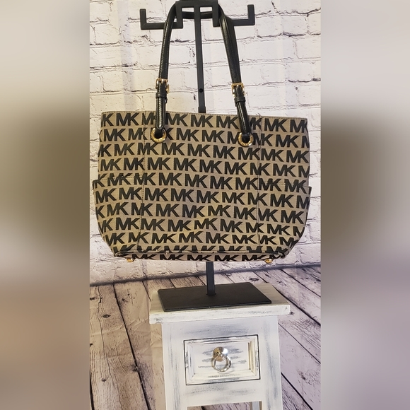 Michael Kors signature handbag perfect condition - Picture 2 of 4